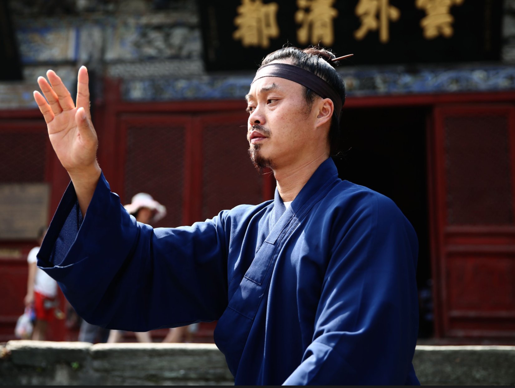 资天师父于武当山中演练太极